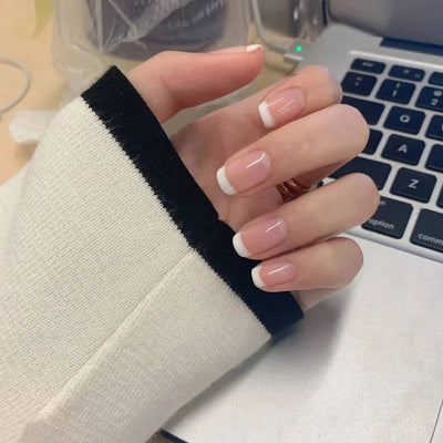 24 faux ongles courts minimalistes français avec 1 gelée et 1 lime à ongles
