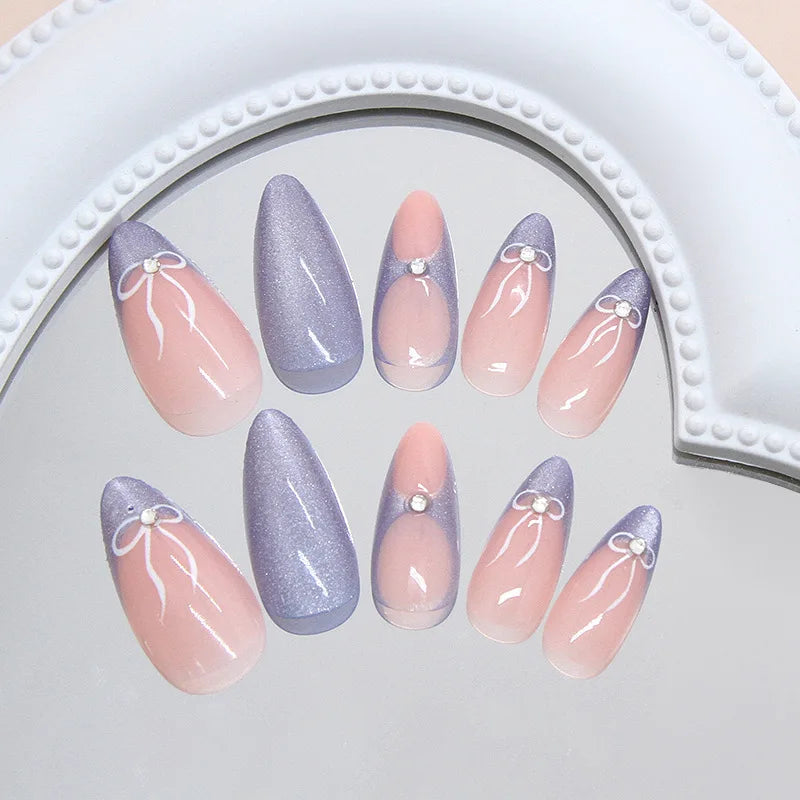 Lot de 24 faux ongles à pression bleu lait style français, paillettes, amande, œil de chat, avec nœuds, décoration diamant, charmants