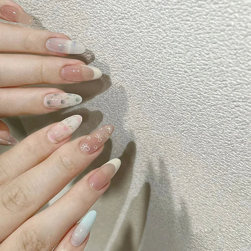 Lot de 24 faux ongles à pression bleu lait style français, paillettes, amande, œil de chat, avec nœuds, décoration diamant, charmants
