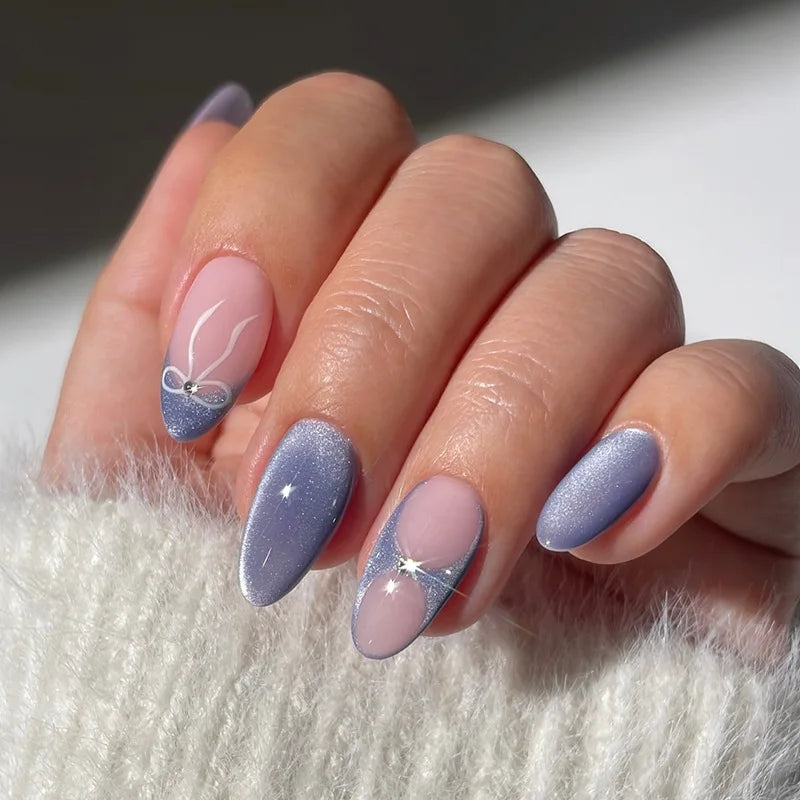 Lot de 24 faux ongles à pression bleu lait style français, paillettes, amande, œil de chat, avec nœuds, décoration diamant, charmants